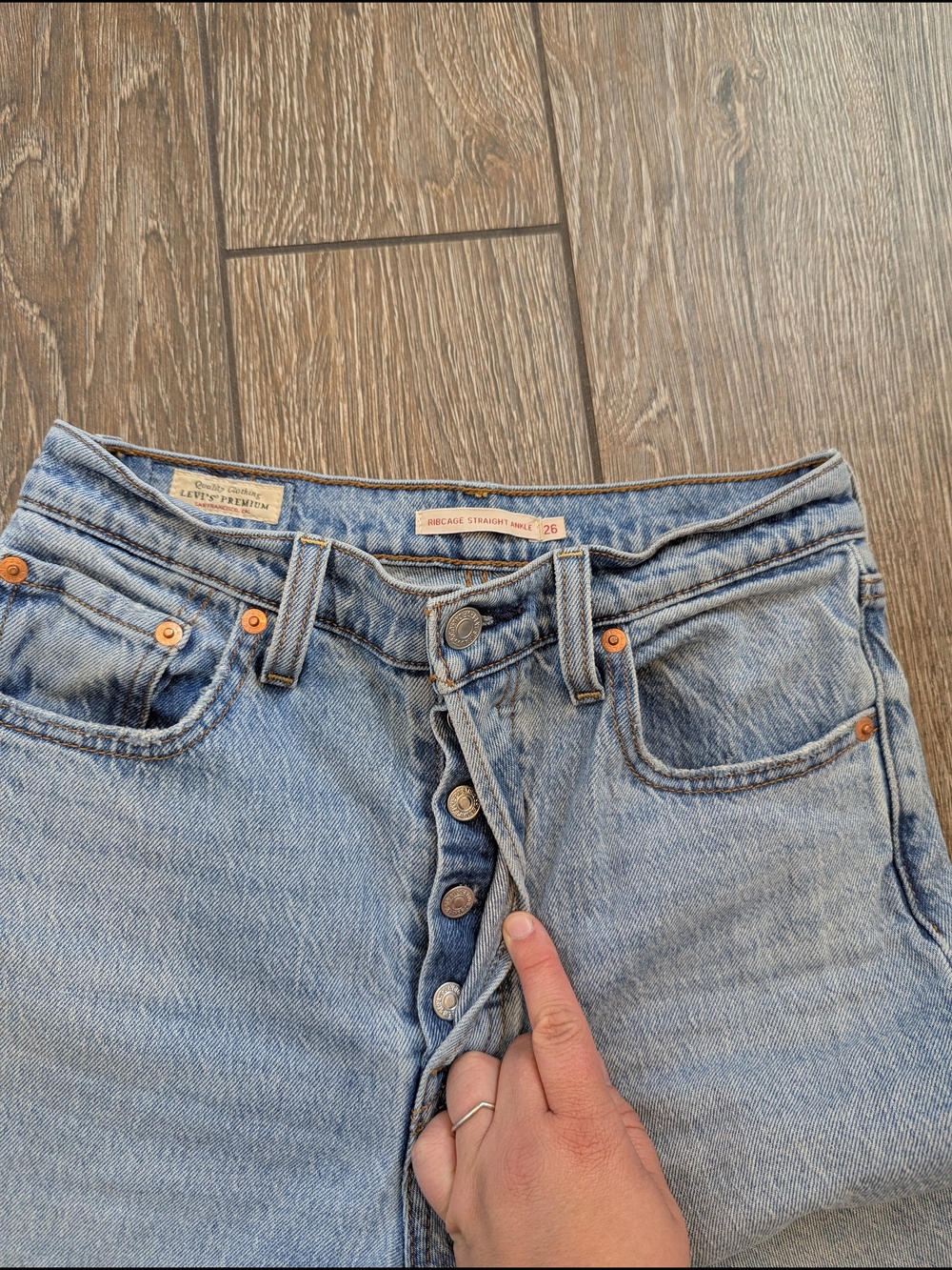Levi's Ribcage Straight Ankle Jean Size 26 Light Vintage Wash Button Fly Rigid - Picture 3 of 8
